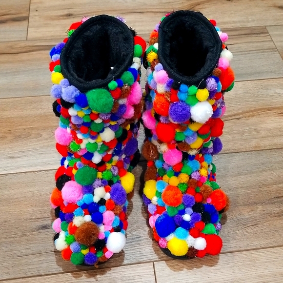 New Pom-Pom Booties 6 - Picture 3 of 6